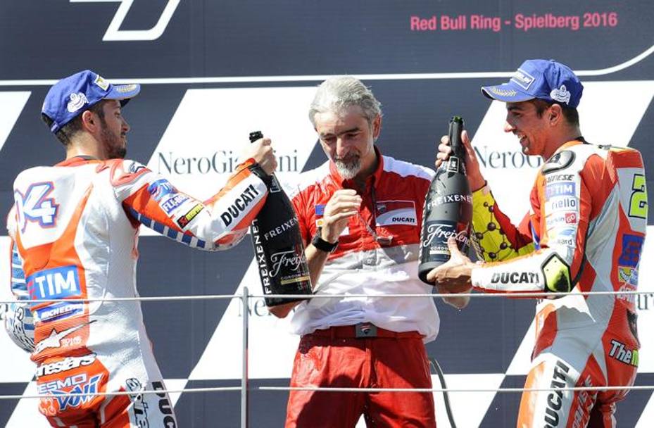 Brindisi meritato sul podio fra gli artefici della doppietta Ducati: da destra Dovizioso, Dall&#39;Igna e Iannone. Ciam-Cast